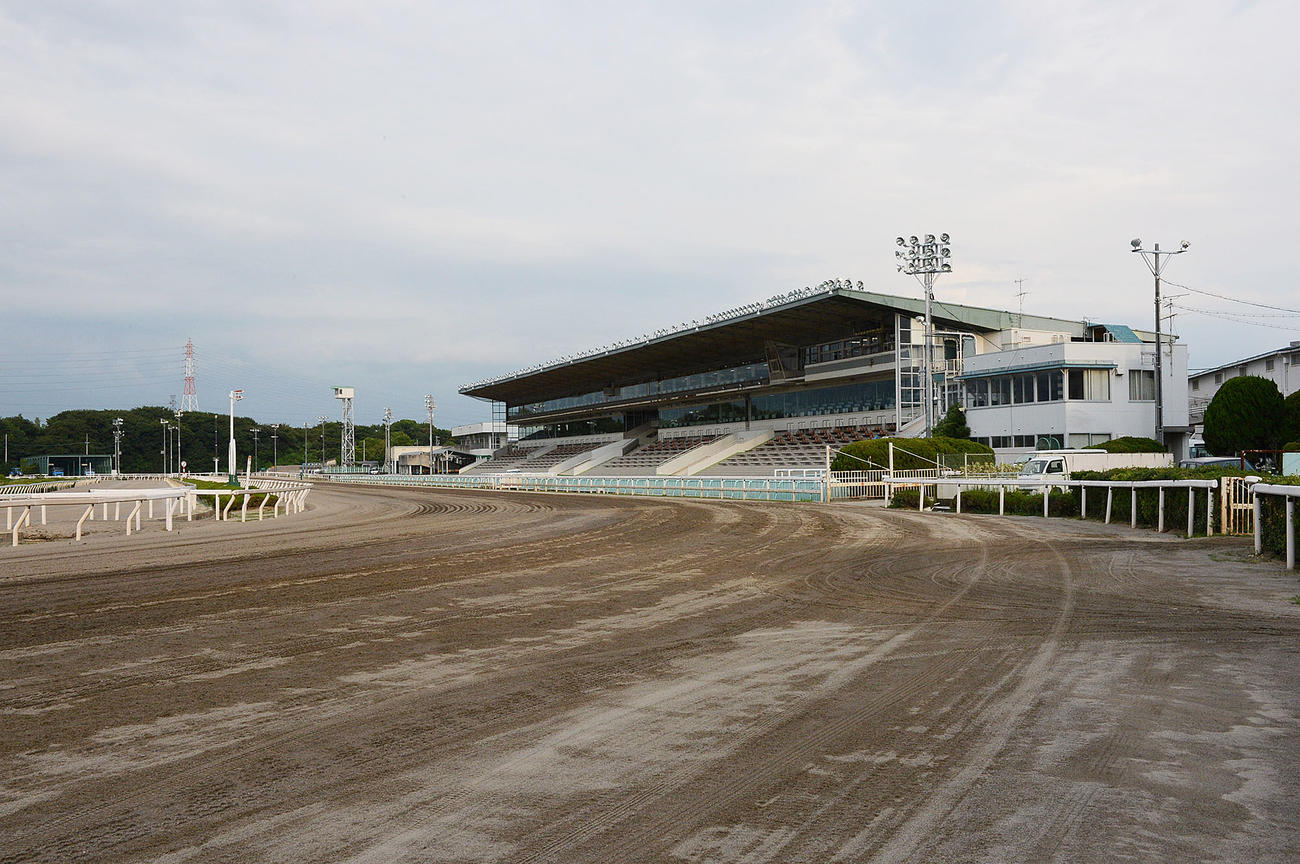 園田競馬場のスタンド（16年撮影）