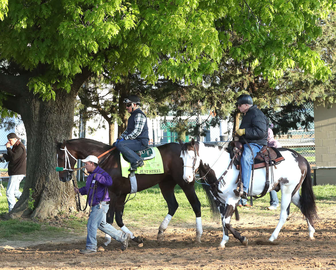 ジャストスティールを見るルーカス師(右)(C)Coady Media／Churchill Downs