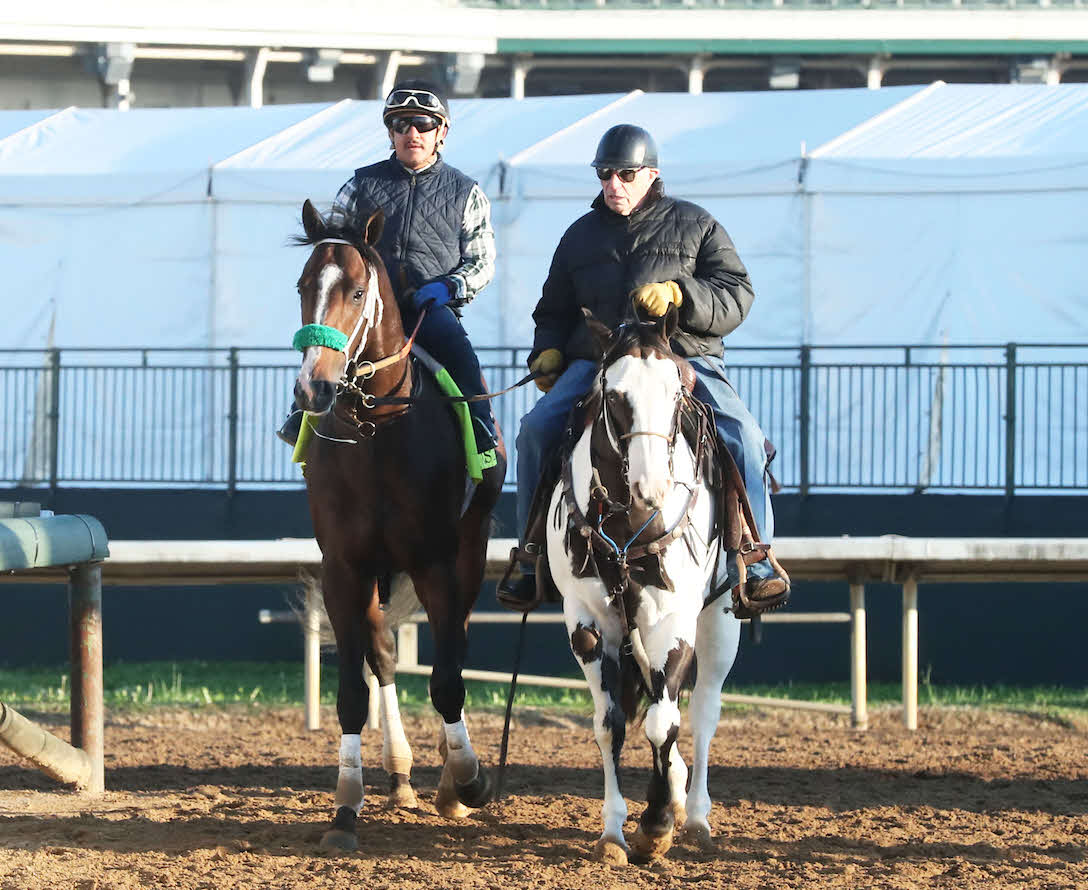 ジャストスティールを誘導馬の馬上から見守る88歳のルーカス師（右）（C）Coady Media／Churchill Downs