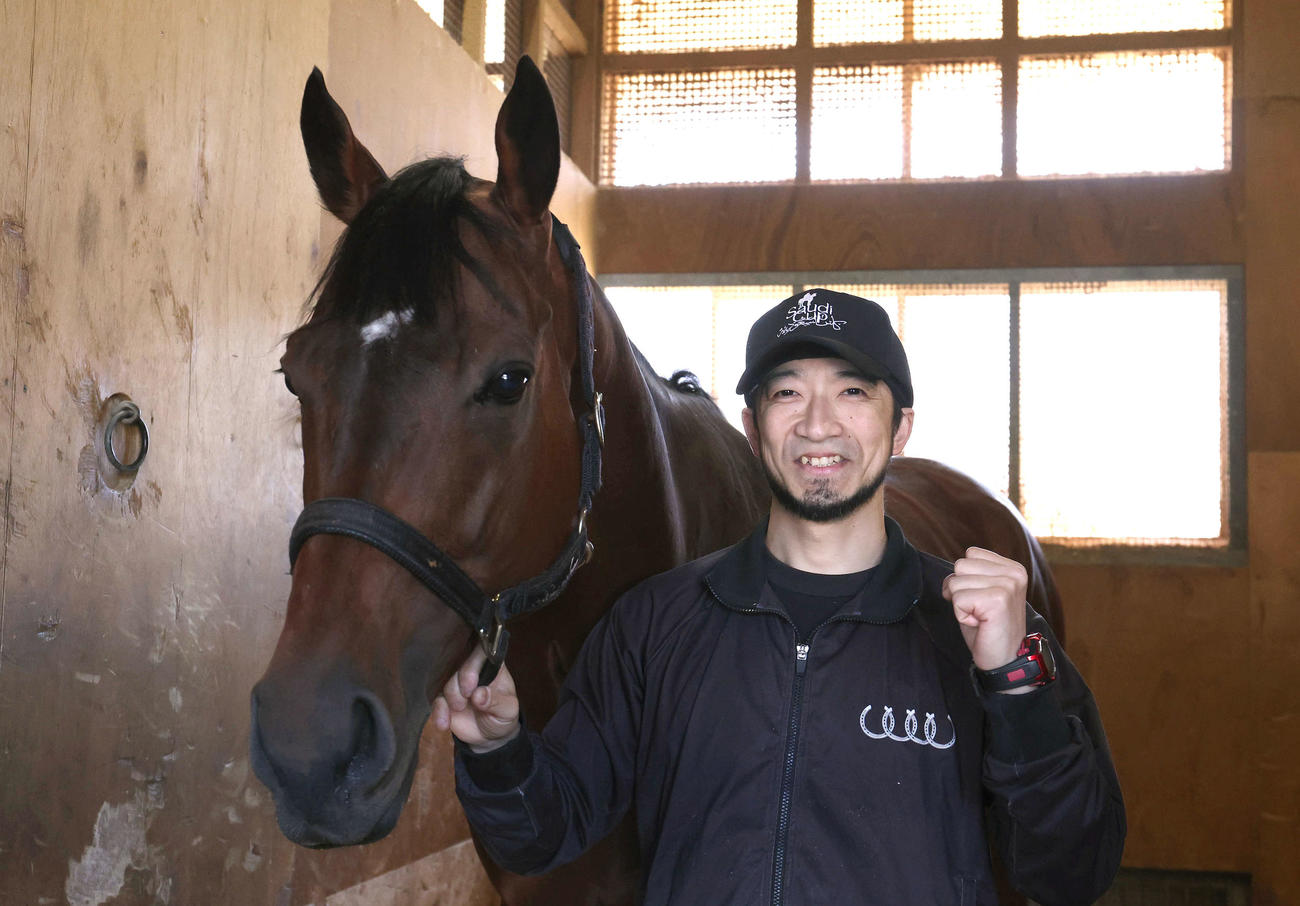 かしわ記念を制して馬房でリラックスするシャマルとガッツポーズする担当の岡本助手（撮影・白石智彦）