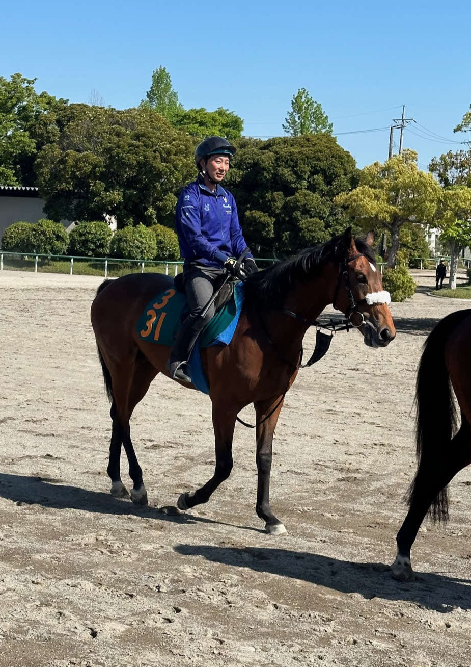 3日に初めて馬場入りした9冠牝馬アーモンドアイの初子アロンズロッド