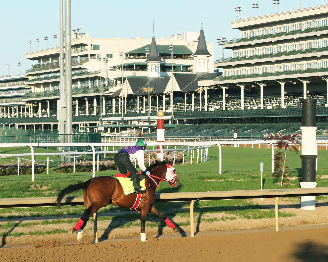 フォーエバーヤングの奥に名物の尖塔が（C）Coady Media／Churchill Downs