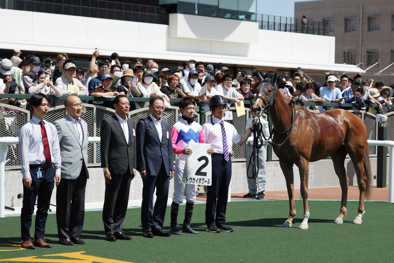 京都1R未勝利戦を制したトウカイポワールと口取りに並ぶ松山弘平騎手（左から5人目）（撮影・前田充）