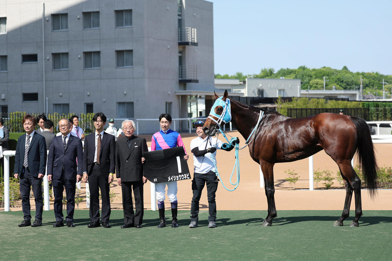 鴨川特別を制したメイショウウネビと口取りに並ぶ武豊騎手（左から5人目）（撮影・前田充）