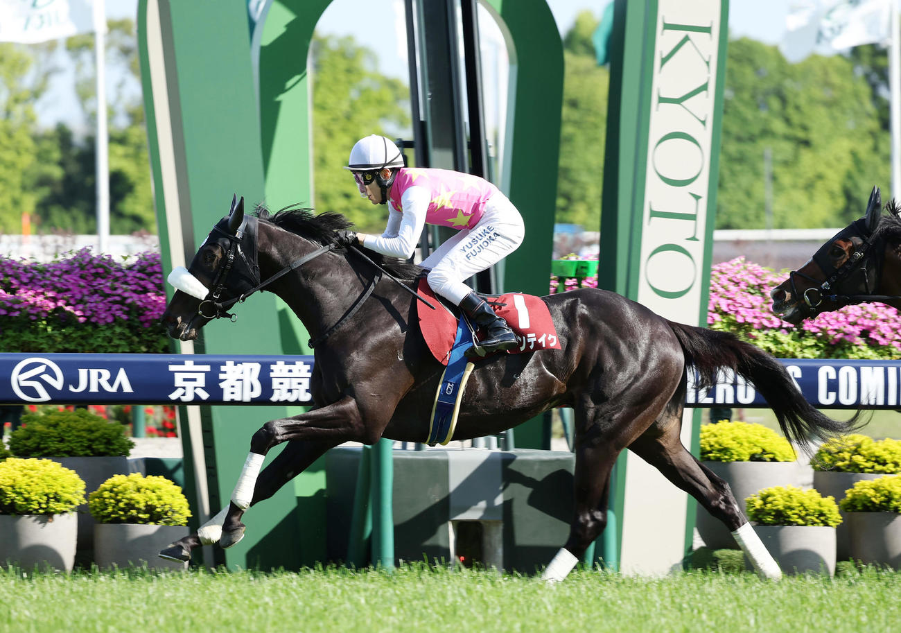 京都新聞杯を制した藤岡佑介騎手騎乗のジューンテイク（撮影・前田充）