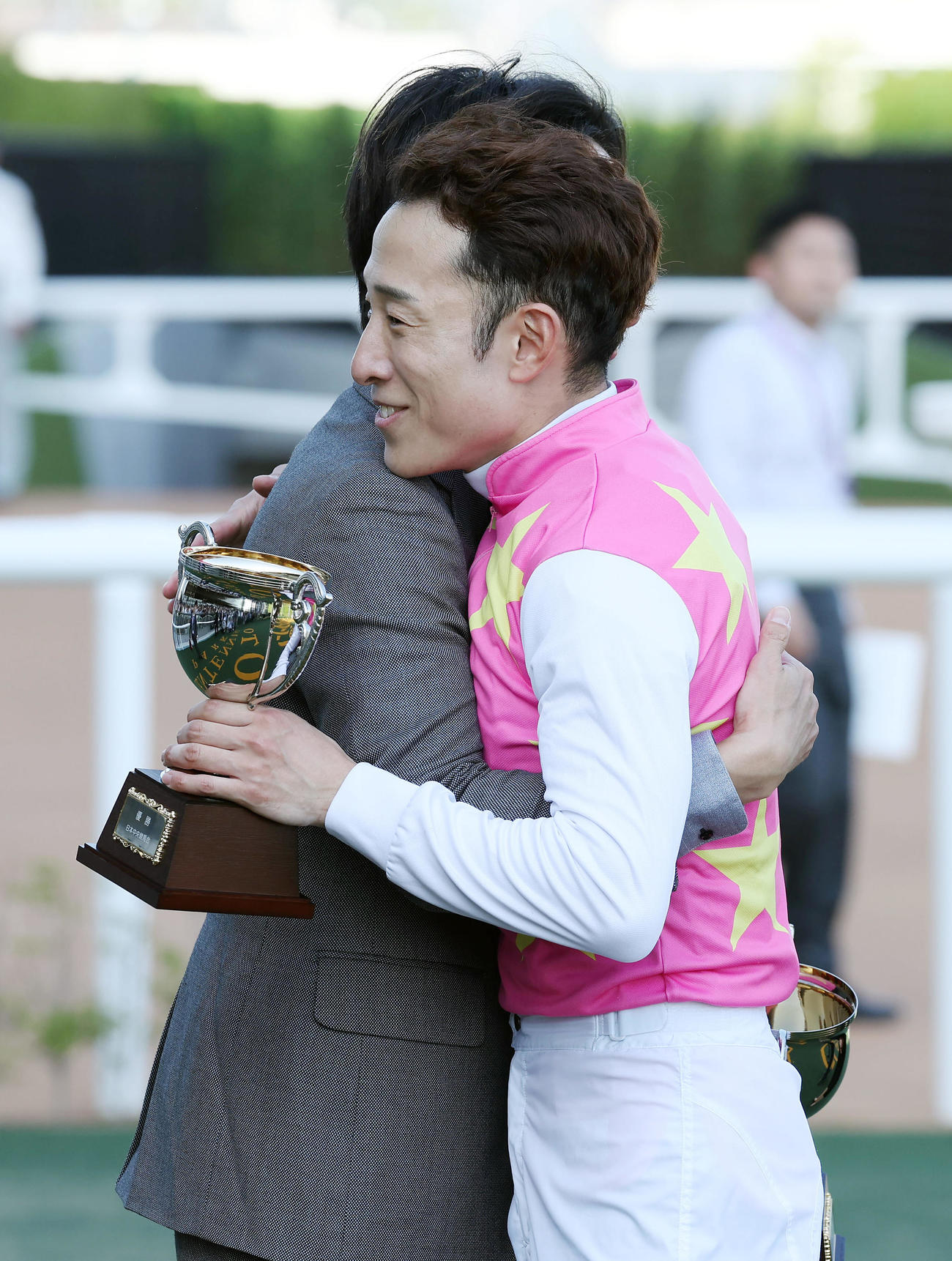ジューンテイクで京都新聞杯を制し、武英智調教師と抱き合って喜ぶ藤岡佑介騎手（撮影・前田充）