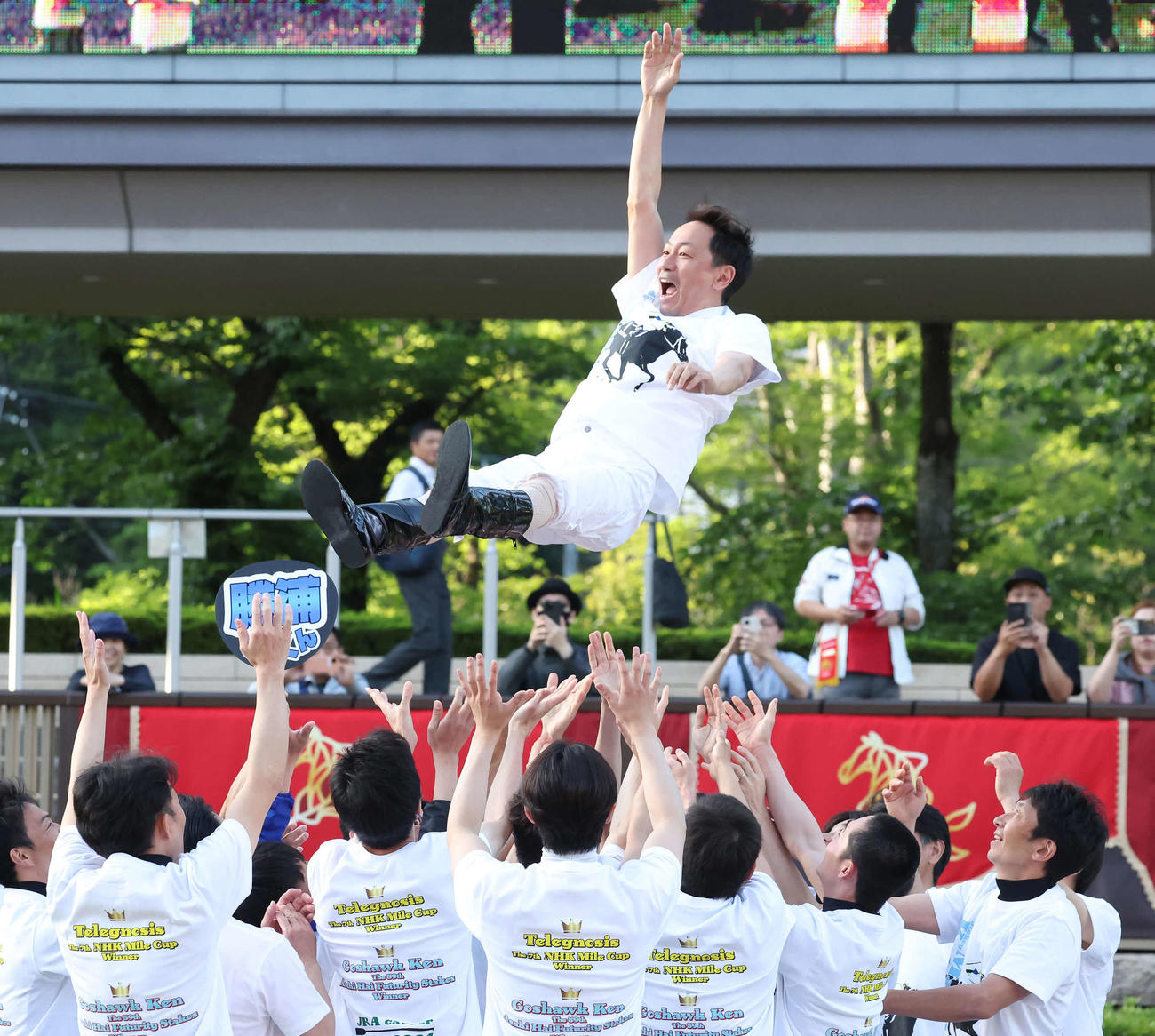 引退式で騎手仲間隼斗から胴上げされる勝浦元騎手（撮影・丹羽敏通）