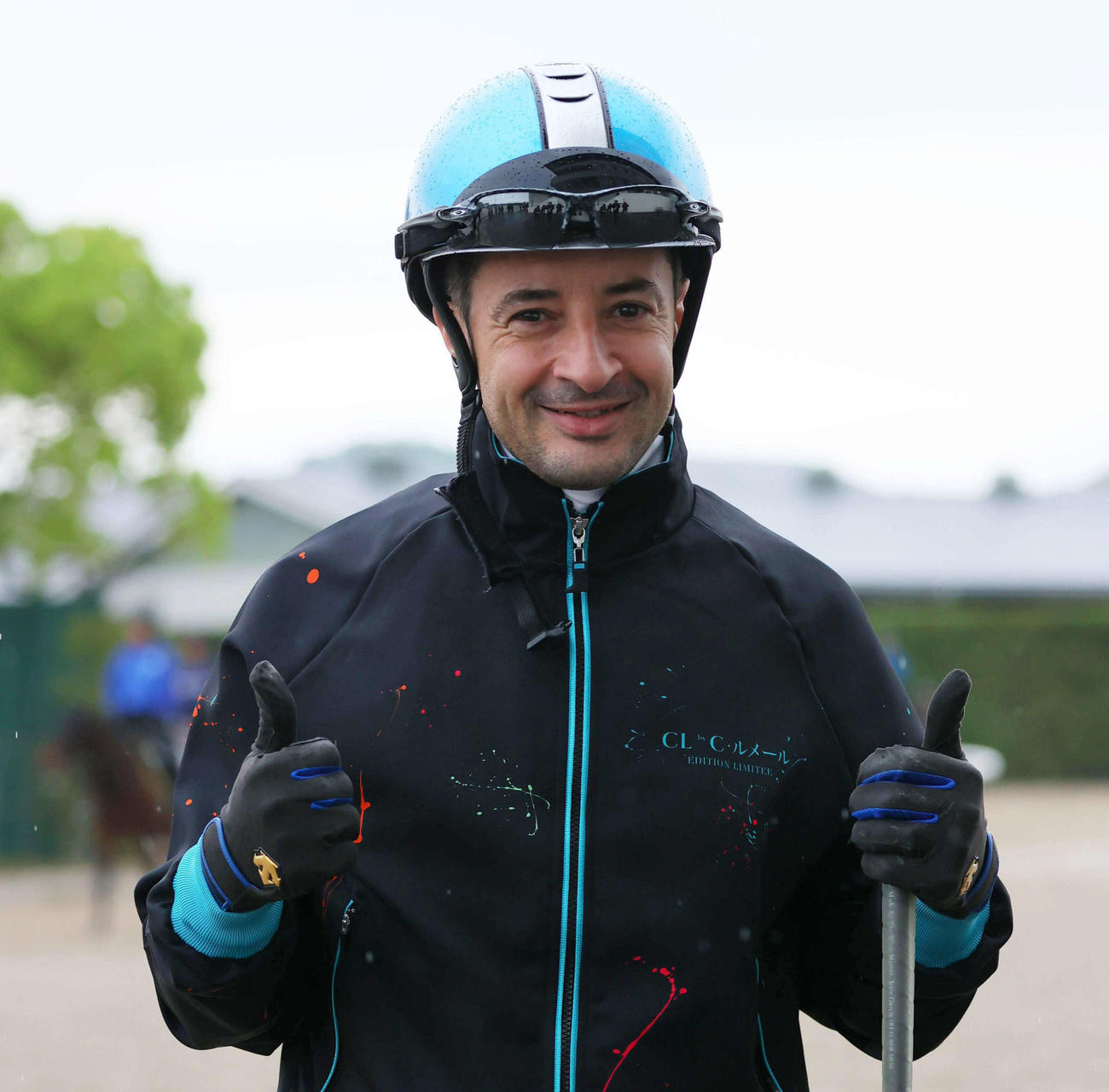 笑顔でサムズアップするC・ルメール騎手（5月1日撮影）