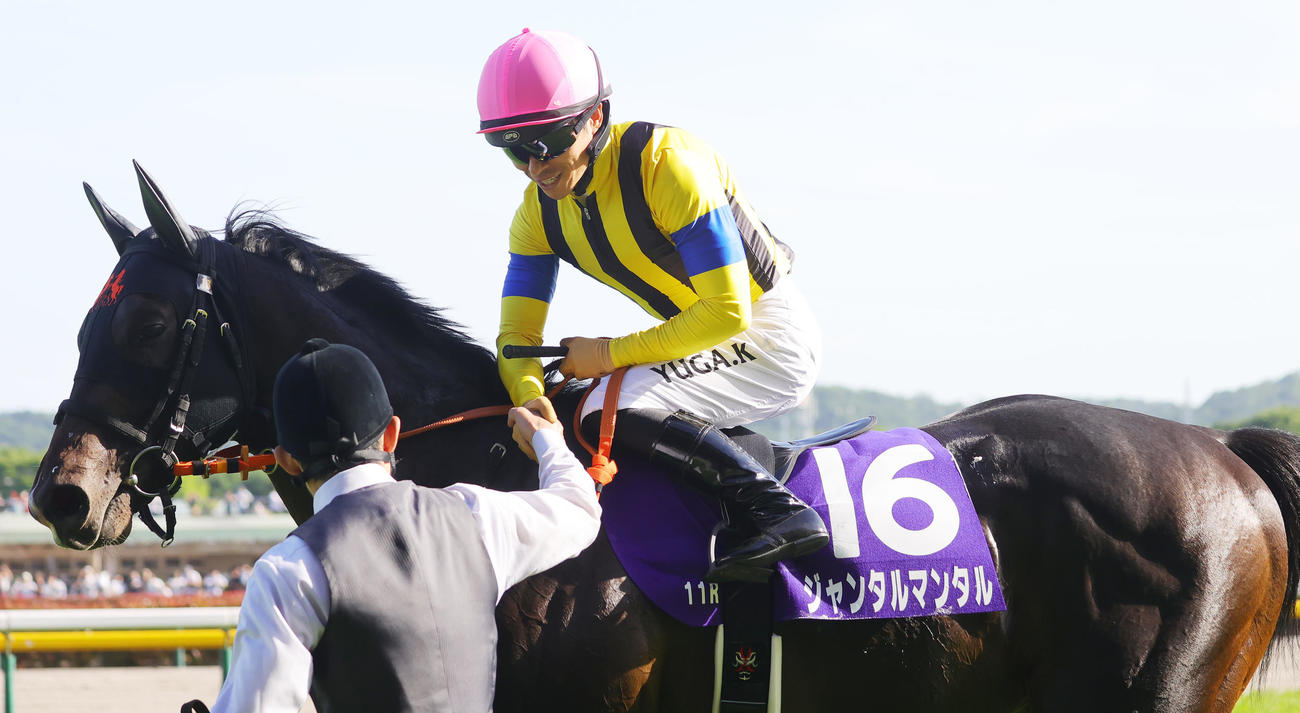 東京11R、NHKマイルCを制したジャンタルマンタルの川田騎手は、関係者と握手（撮影・野上伸悟）