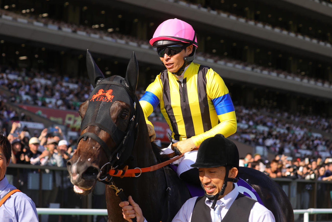 東京11R、NHKマイルCを制し、ジャンタルマンタルをねぎらう川田騎手（撮影・野上伸悟）