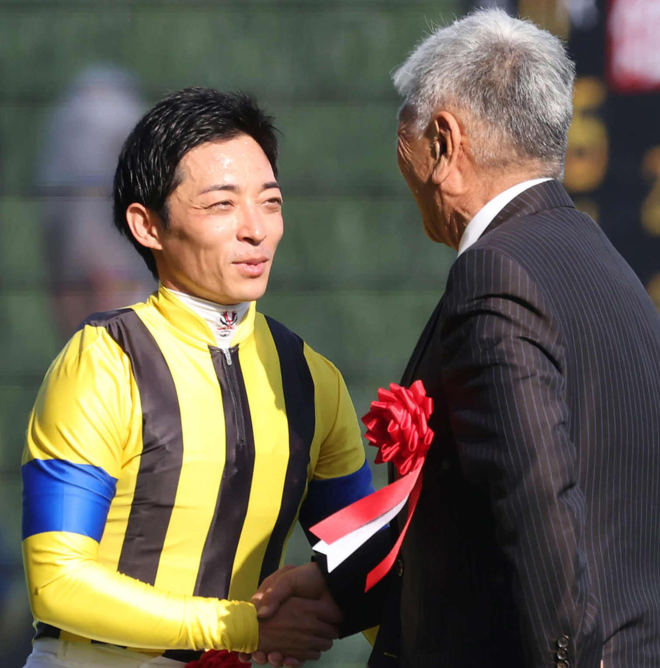 吉田照代表と握手する川田騎手（撮影・丹羽敏通）