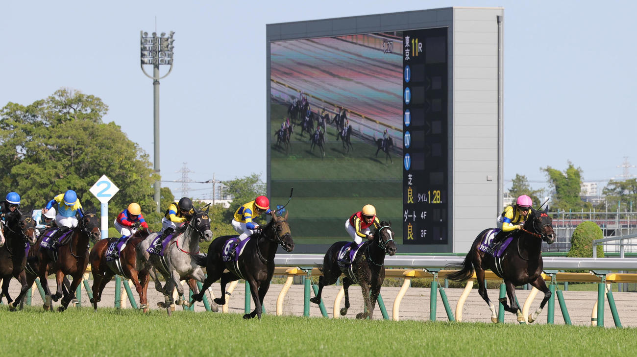 東京11R、NHKマイルCを制したジャンタルマンタルと川田騎手（右端）（撮影・野上伸悟）