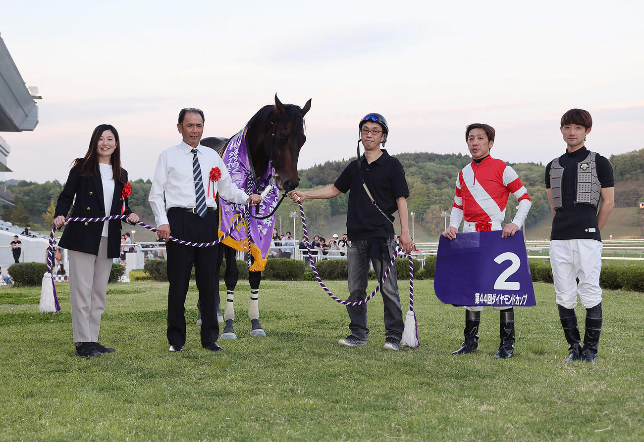 ダイヤモンドCを制し、口取り写真に納まるフジユージーンの関係者たち（岩手県競馬組合提供）