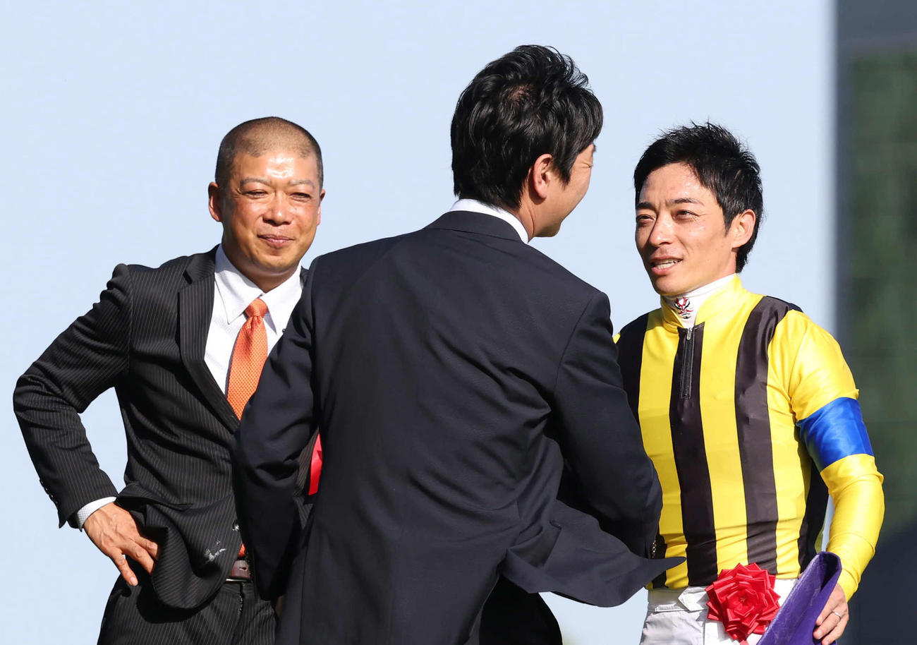 ジャンタルマンタルでNHKマイルCを制した川田騎手（右）と高野師（撮影・丹羽敏通）