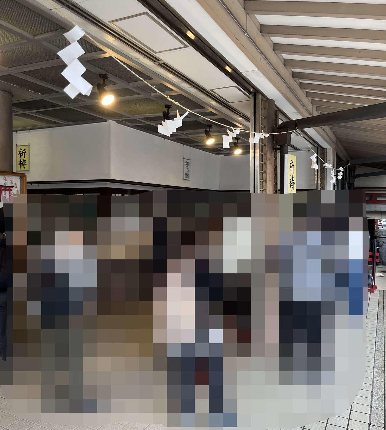 イナリワンの蹄鉄（ていてつ）を使用した御朱印を求める人の列ができた（撮影・舟元祐二）
