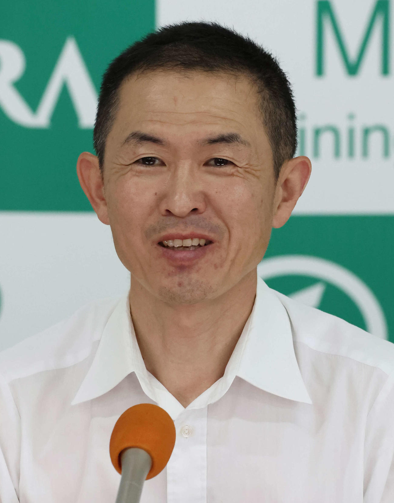 ウンブライルの追い切りを終えて記者会見する木村師（撮影・丹羽敏通）