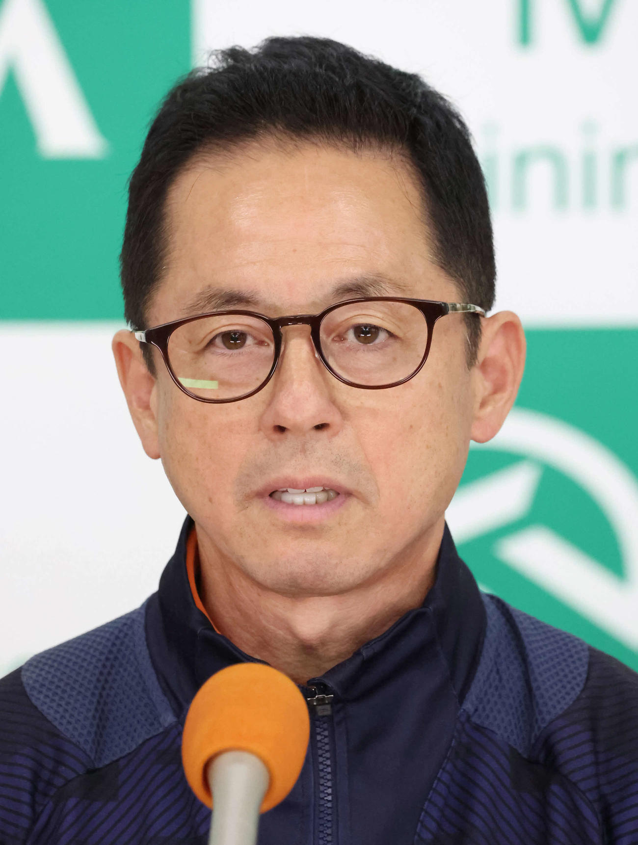 モリアーナの追い切りを終えて記者会見する武藤師（撮影・丹羽敏通）