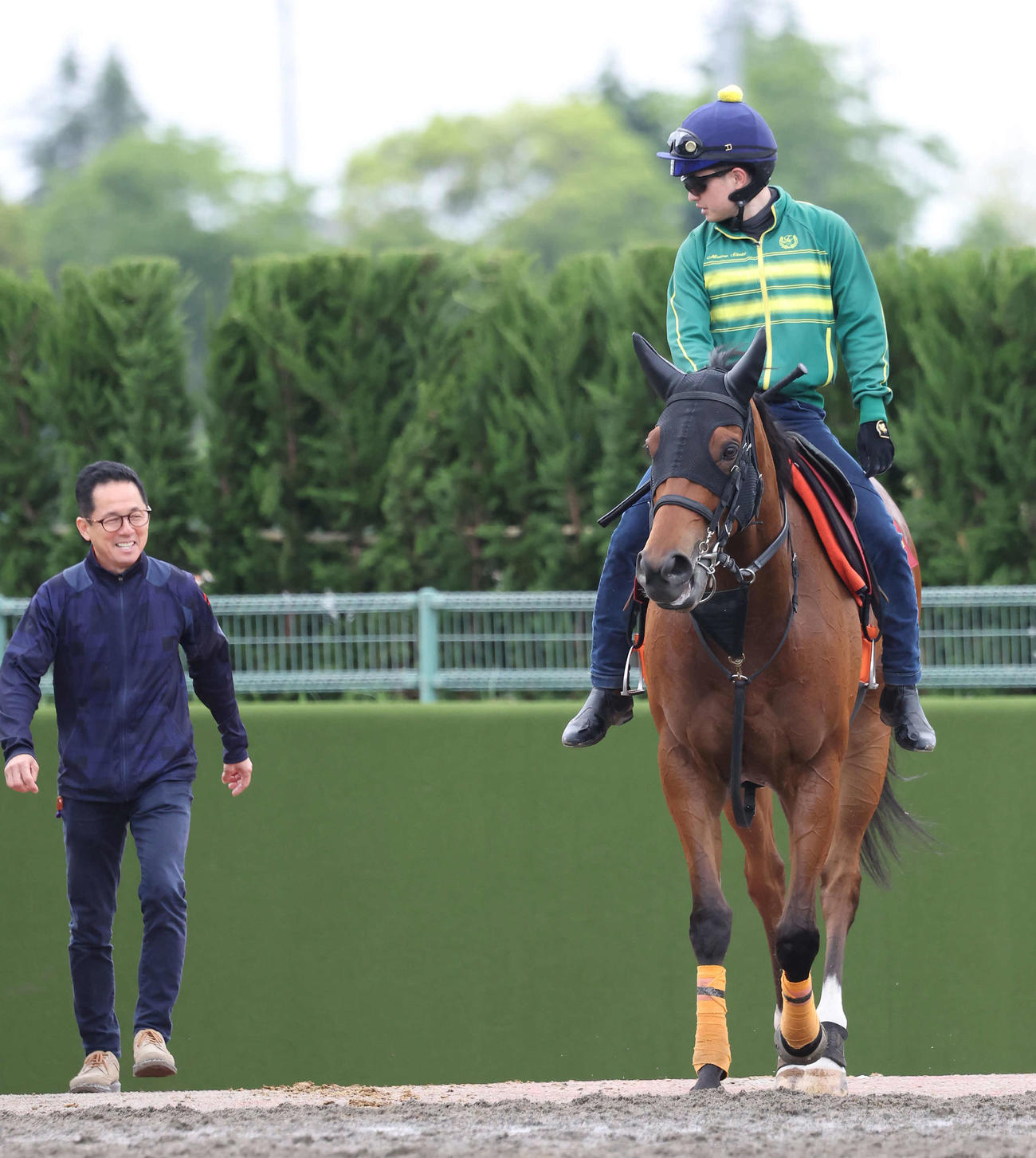 追い切りを終えて馬場を出るモリアーナと武藤騎手。左は武藤師（撮影・丹羽敏通）