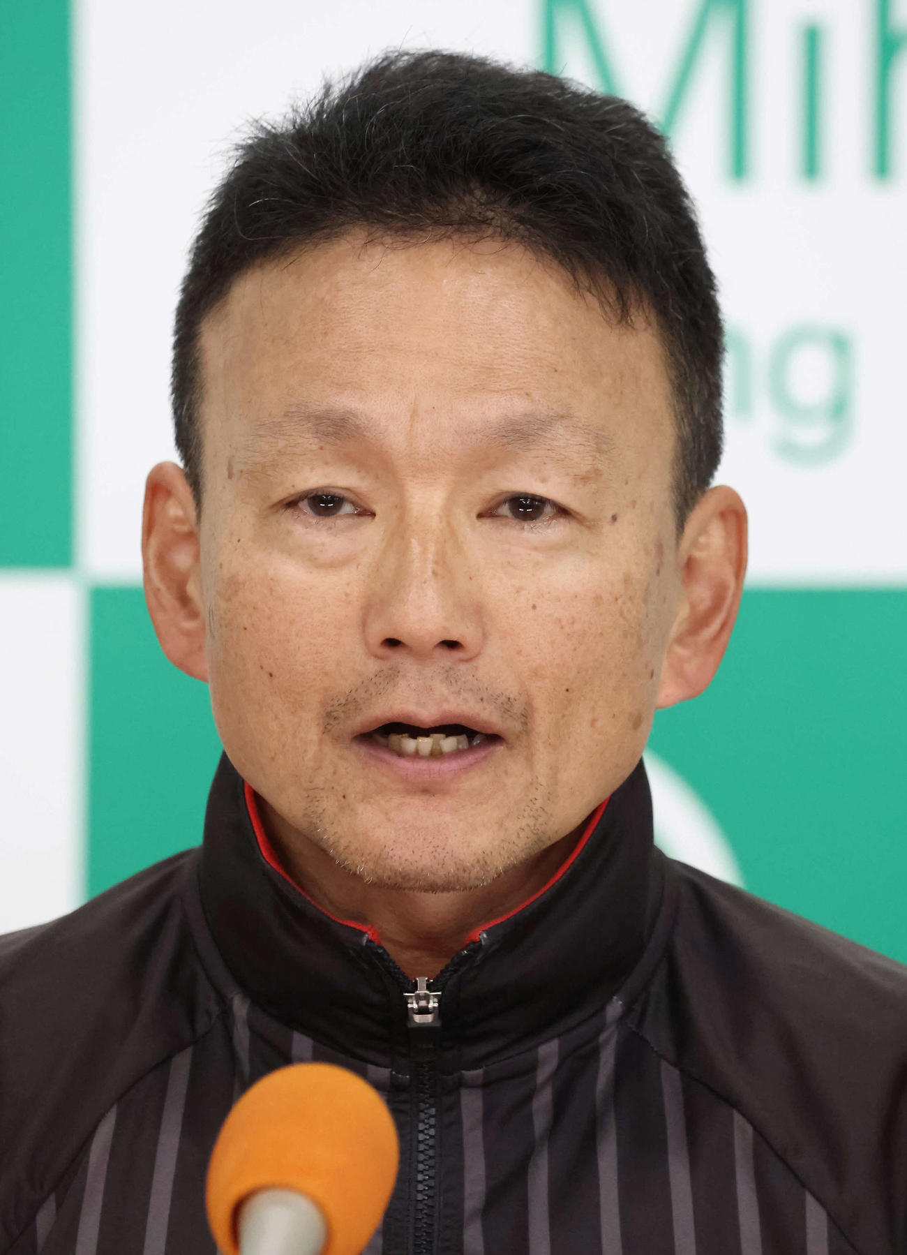 フィールシンパシーの追い切りを終えて記者会見する小島師（撮影・丹羽敏通）