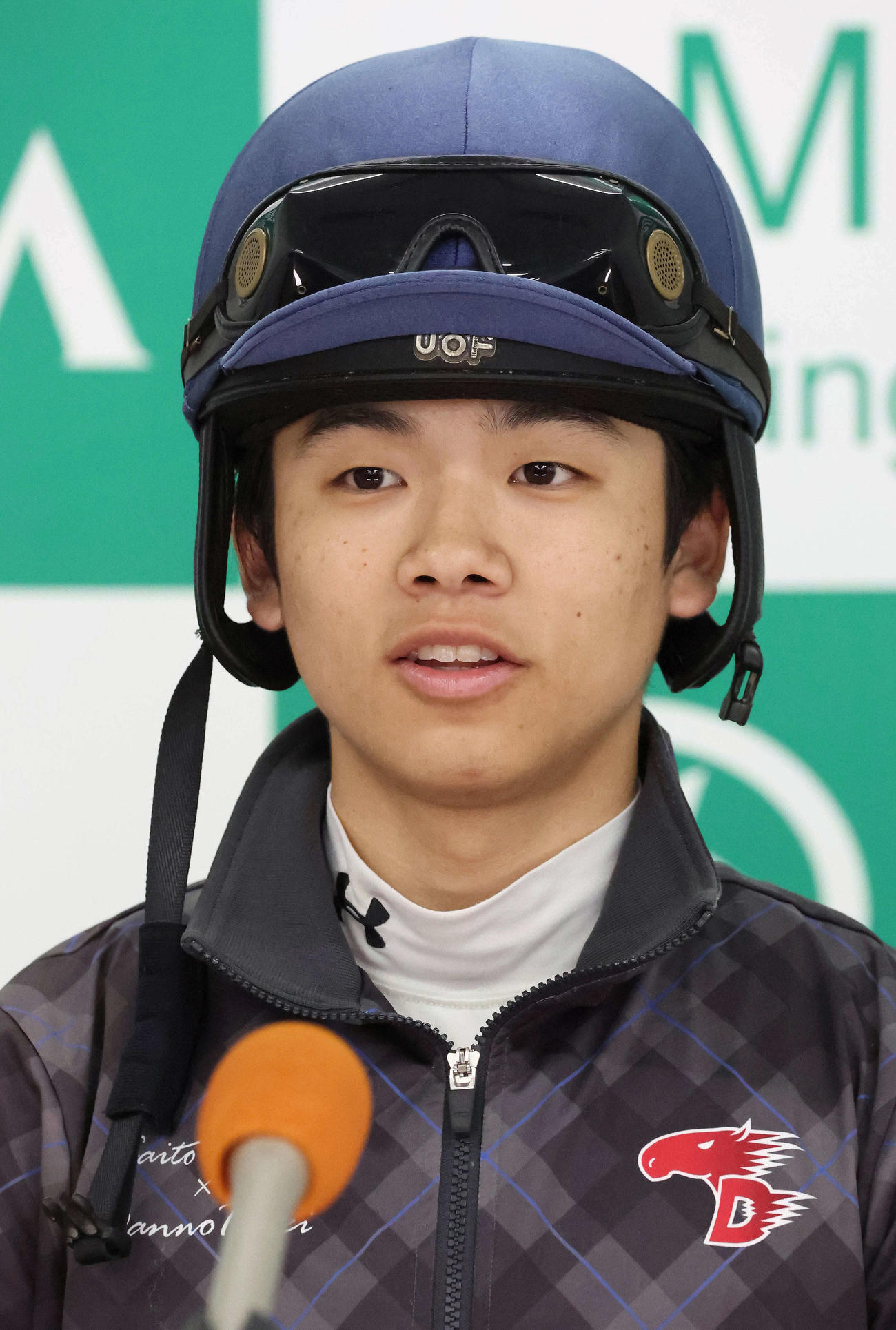 フィールシンパシーの追い切りを終えて記者会見する横山琉騎手（撮影・丹羽敏通）