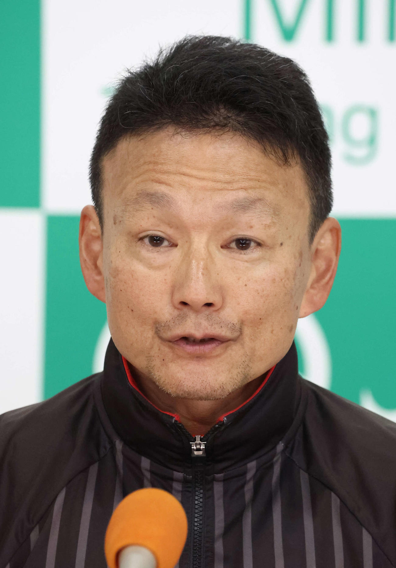 フィールシンパシーの追い切りを終えて記者会見する小島師（撮影・丹羽敏通）