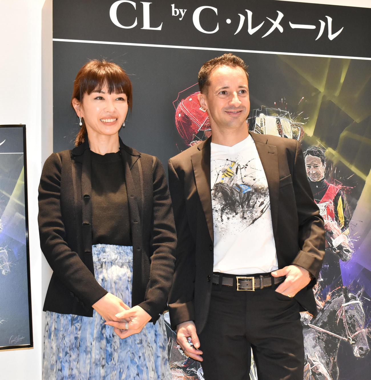 クリストフ・ルメール騎手（右）は、コラボレーションした社台RHの堀祥子取締役と記念撮影する