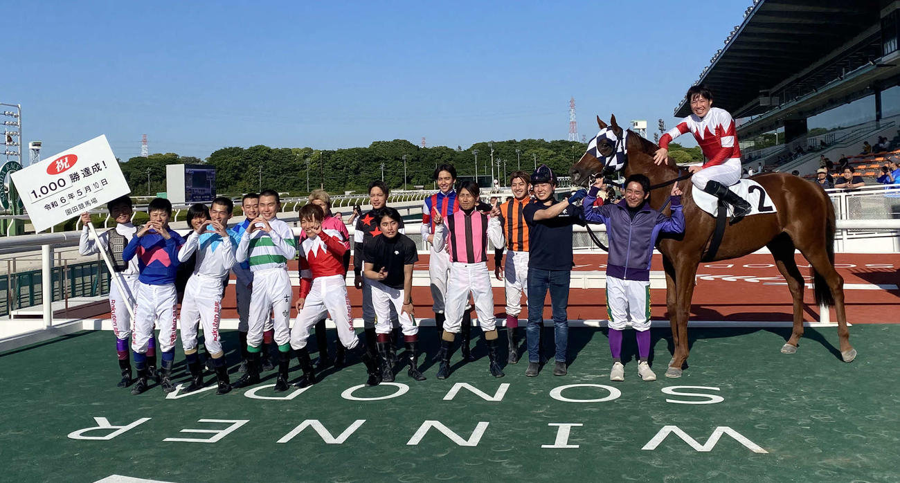 園田3Rをエクスペリオンで制し、地方通算1000勝を達成した広瀬航騎手（右）