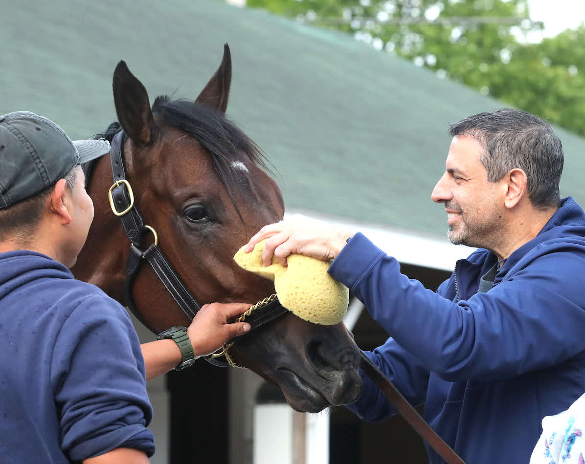 フィアースネスを励ますマイク・リポール氏（C）Coady Media／Churchill Downs