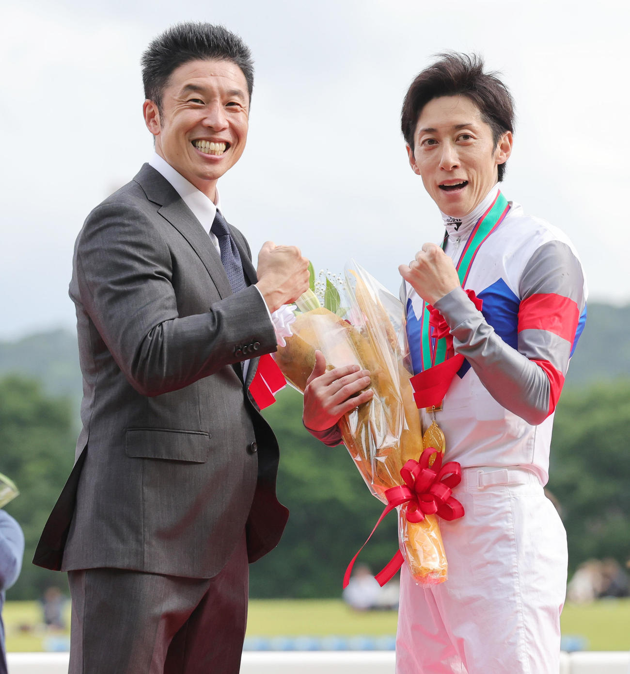 ヴィクトリアＭを制したテンハッピーローズの津村騎手（右）は、なかやまきんに君と「パワー！」
