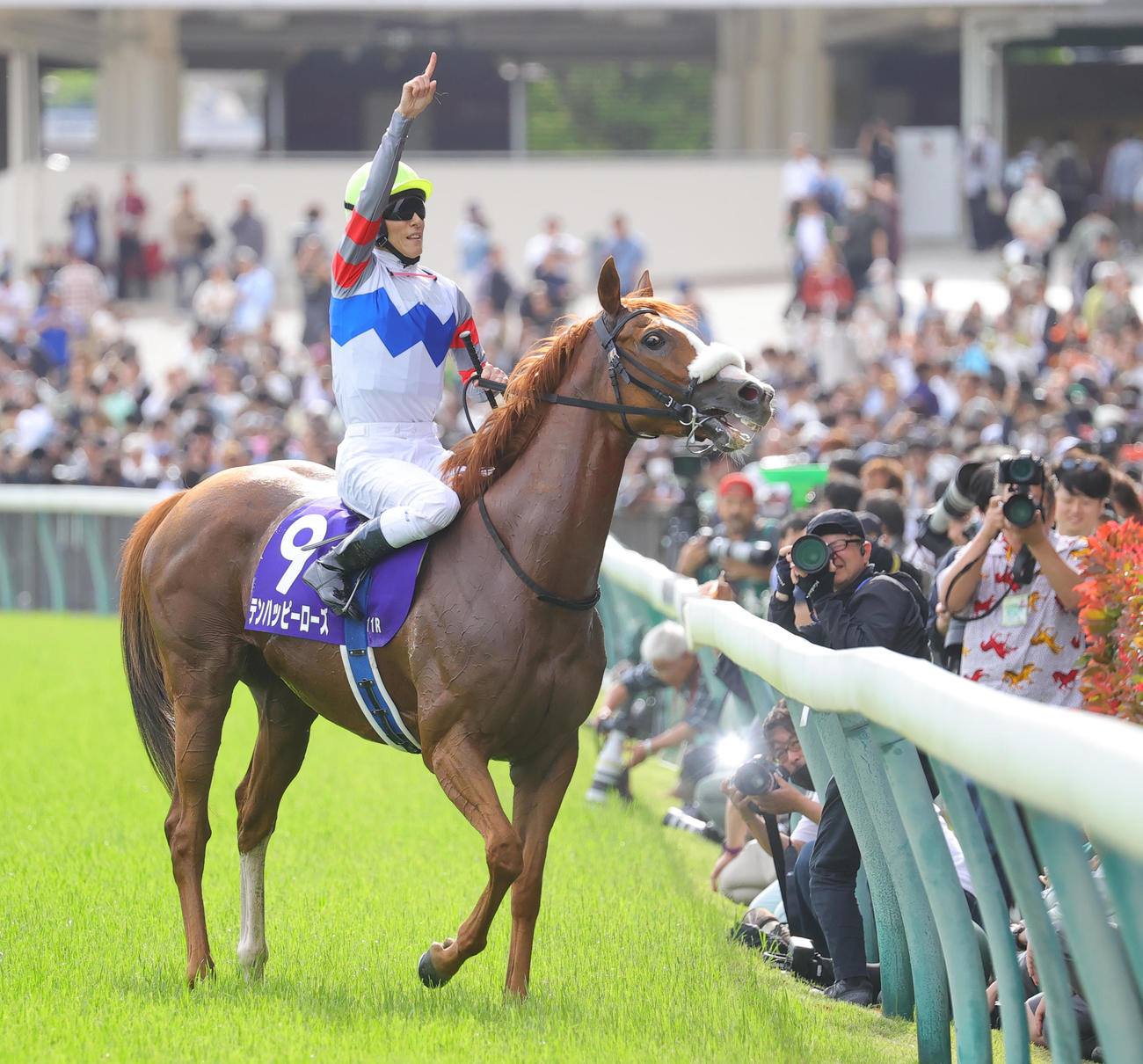ヴィクトリアマイルをテンハッピーローズで制し喜ぶ津村騎手（撮影・野上伸悟）