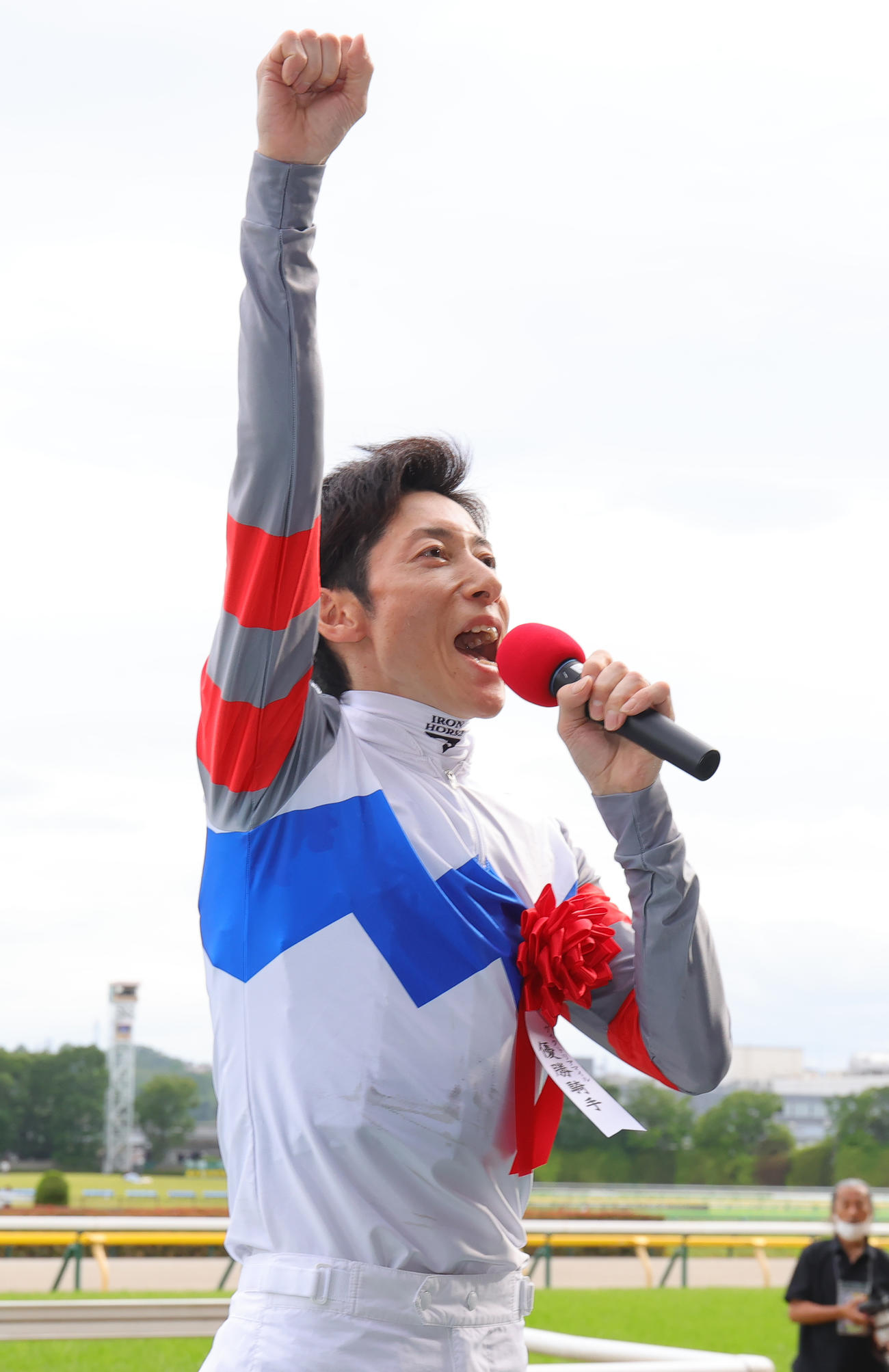 ヴィクトリアマイルをテンハッピーローズで制し喜ぶ津村騎手（撮影・野上伸悟）