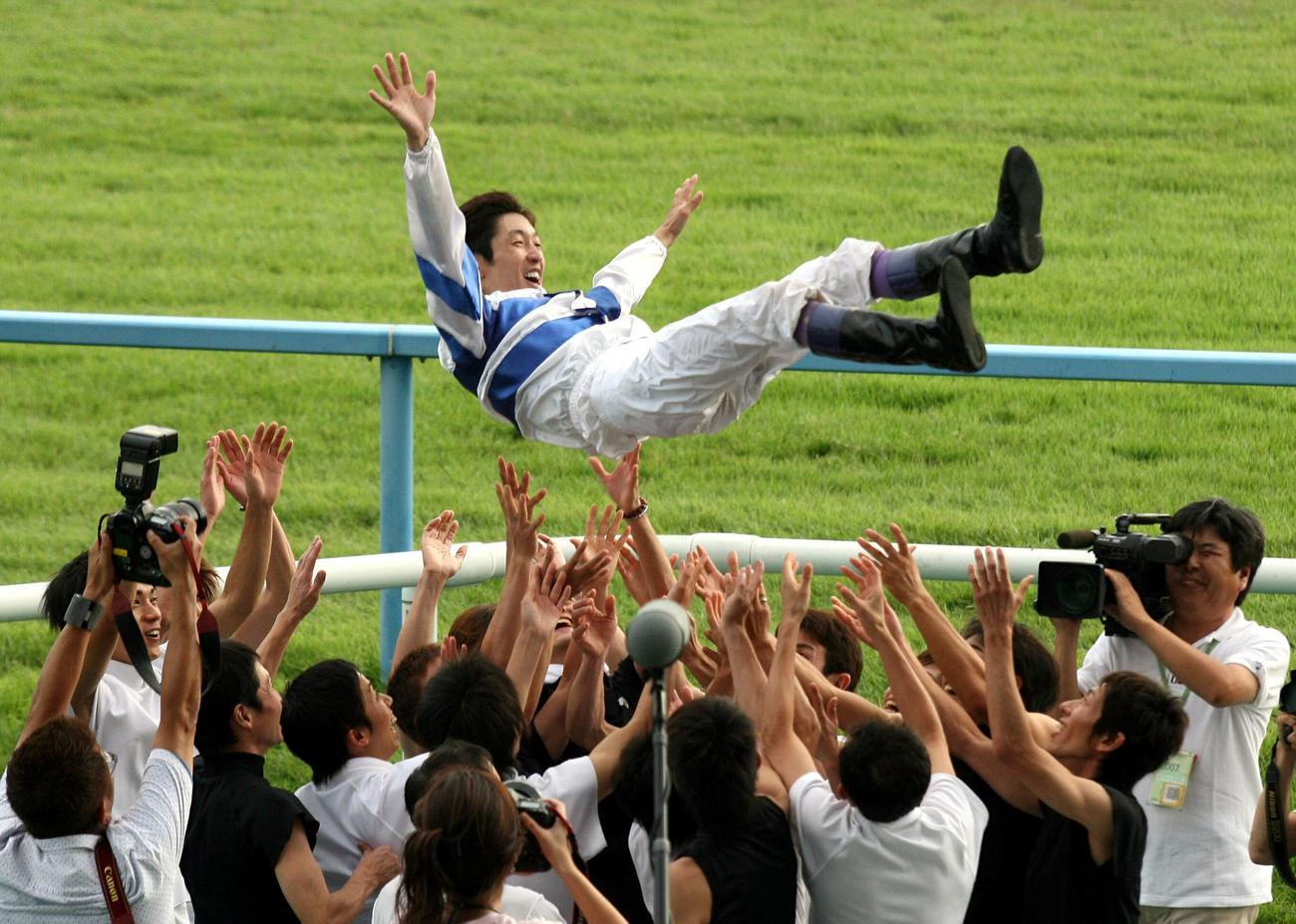 07年7月、2944勝を達成した武豊騎手は同僚の騎手仲間から祝福の胴上げを受ける