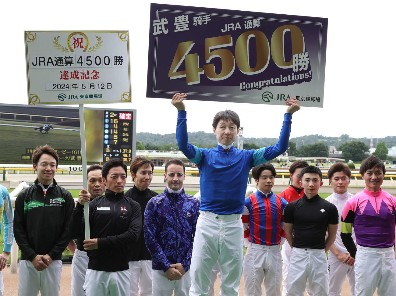 東京2R・3歳未勝利戦を制してJRA通算4500勝を達成した武豊騎手（撮影・丹羽敏通）