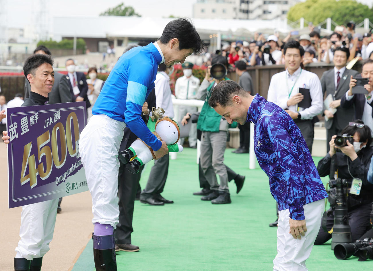 東京2RでJRA通算4500勝を達成し、ルメール騎手（右）から祝福される武豊騎手（撮影・野上伸悟）