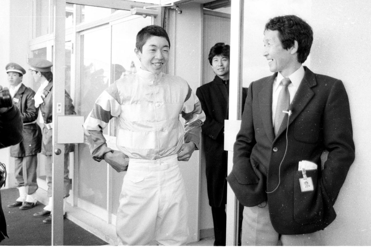 87年3月、初騎乗時の武豊騎手（左）と武邦彦調教師