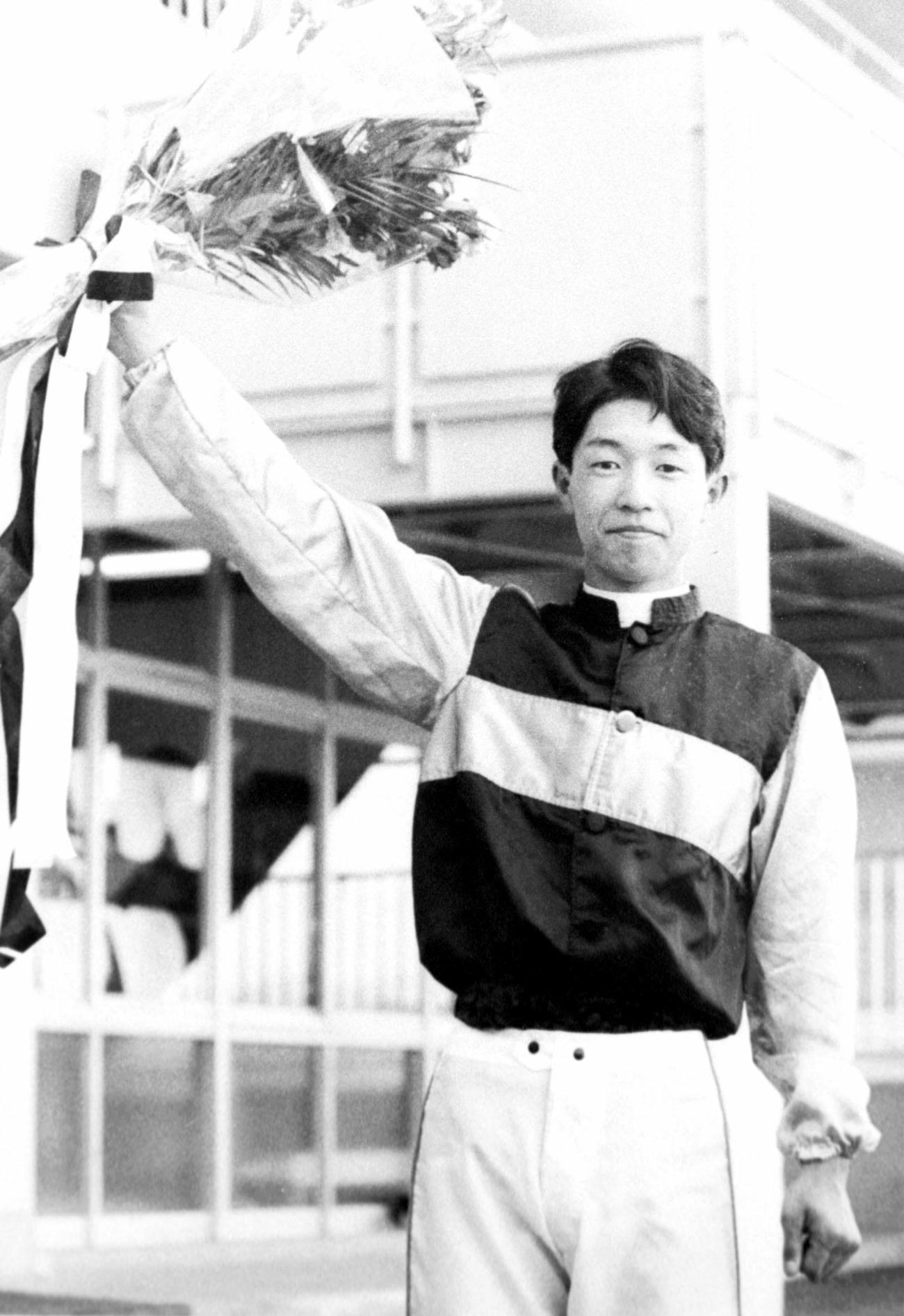 88年4月、マルブツソロンで通算100勝を達成した武豊騎手