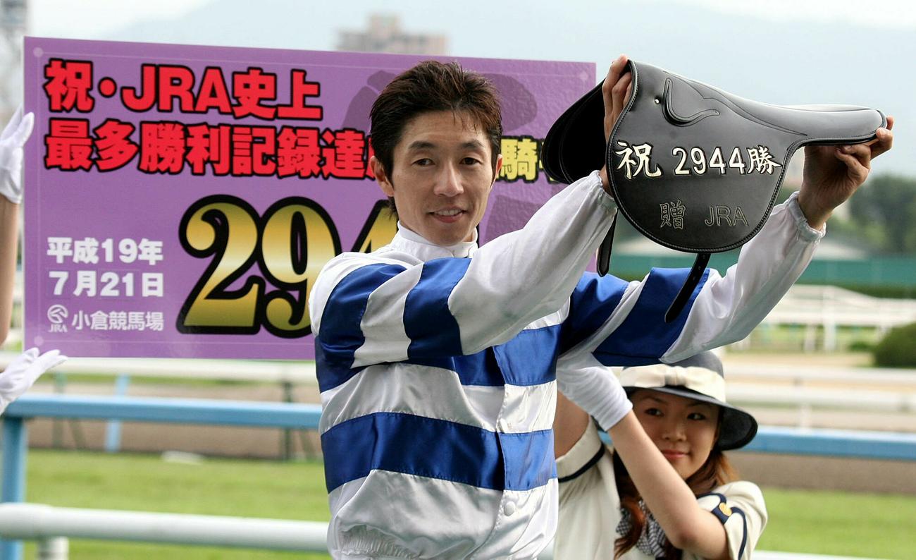 07年7月、2944勝を達成した武豊騎手はJRAから贈られた記念の鞍を高々と掲げる