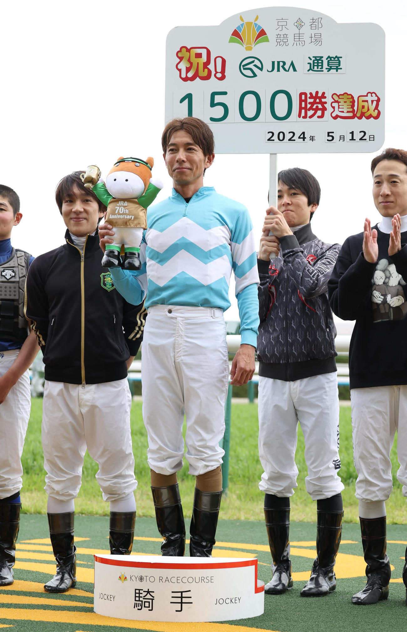 JRA通算1500勝を達成した和田竜騎手（中央）（撮影・白石智彦）