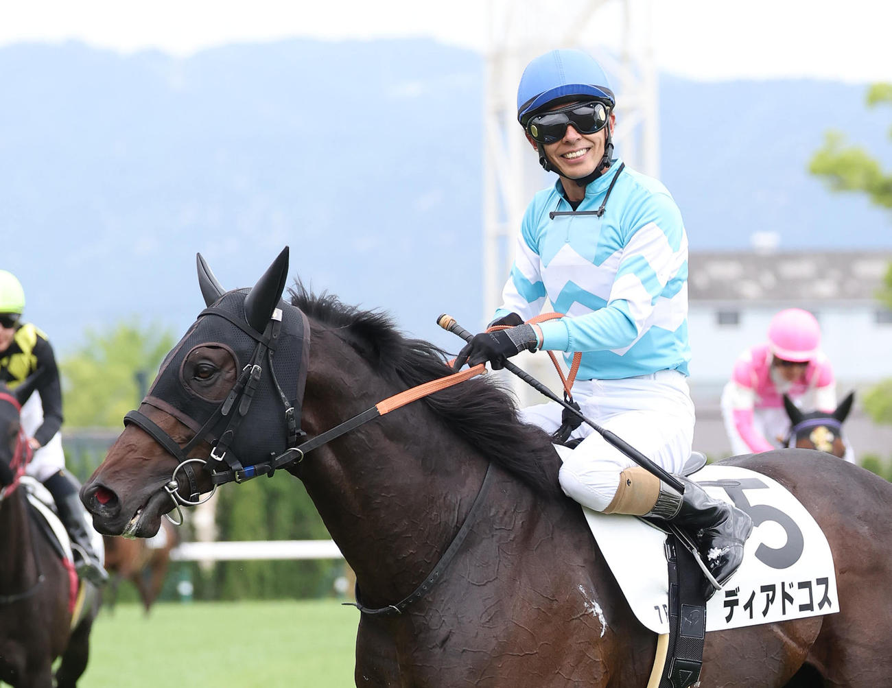 京都7R、ディアドコスで京都7Rを制しJRA通算1500勝を達成した和田竜騎手（撮影・白石智彦）