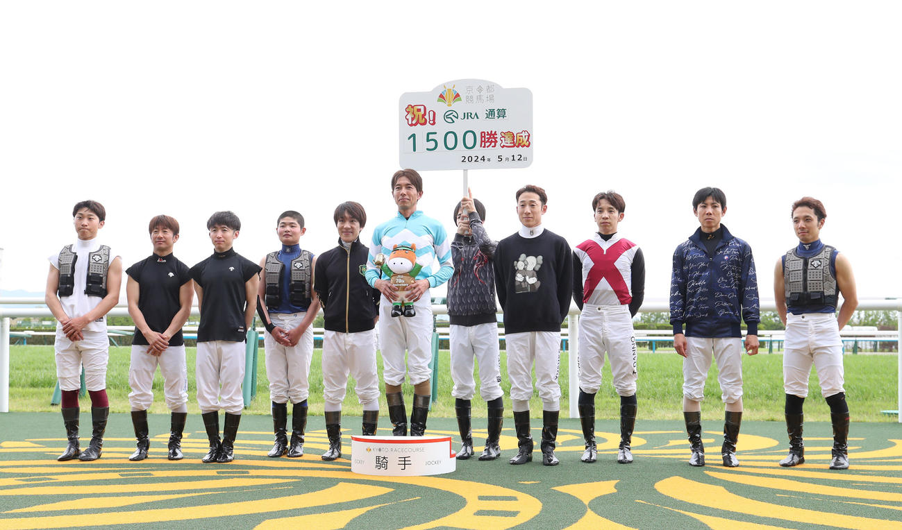 京都7R、JRA通算1500勝を達成し騎手仲間と記念写真に納まる和田竜騎手（中央）（撮影・白石智彦）