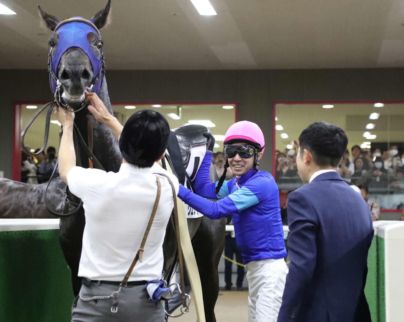 東京2R、ウェットシーズンで3歳未勝利戦を制してJRA通算4500勝を達成した武豊騎手（撮影・丹羽敏通）
