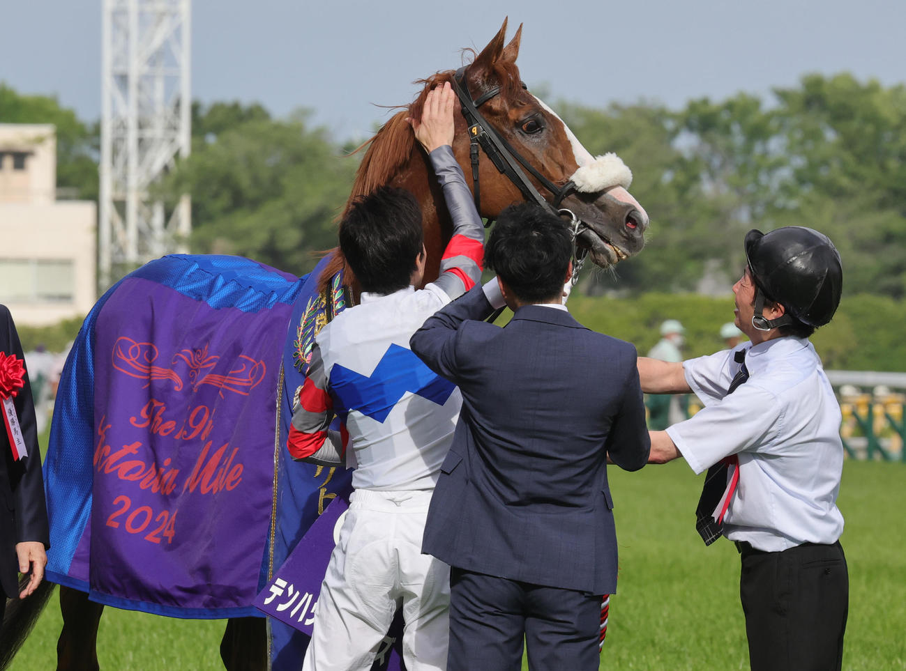 ヴィクトリアマイルを制しテンハッピーローズをねぎらう津村騎手（撮影・野上伸悟）
