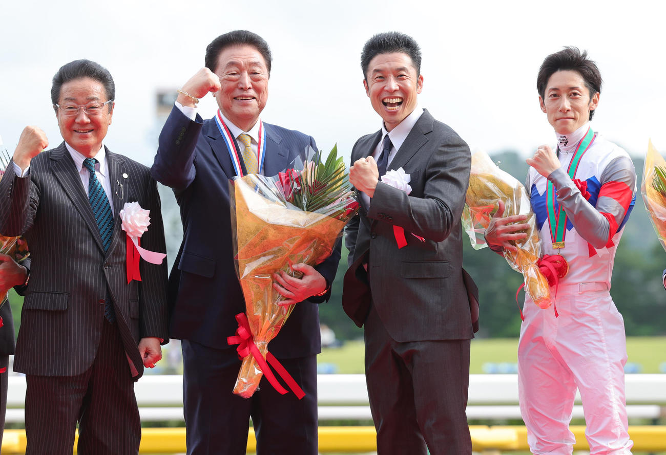 左から日本馬主協会連合会の西川会長、テンハッピーローズの天白オーナー、なかやまきんに君、津村騎手