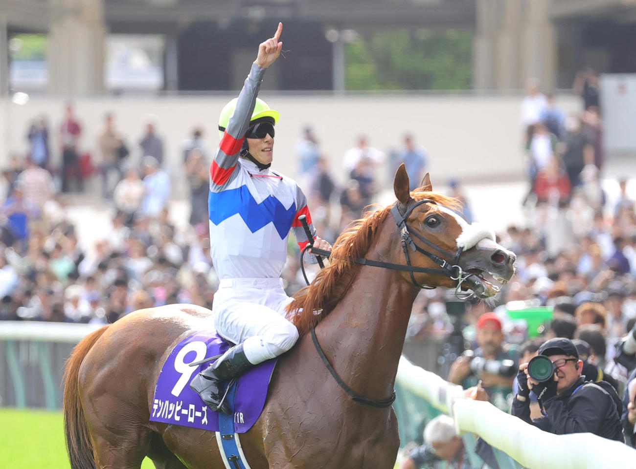 ヴィクトリアマイルをテンハッピーローズで制し喜ぶ津村騎手（撮影・野上伸悟）
