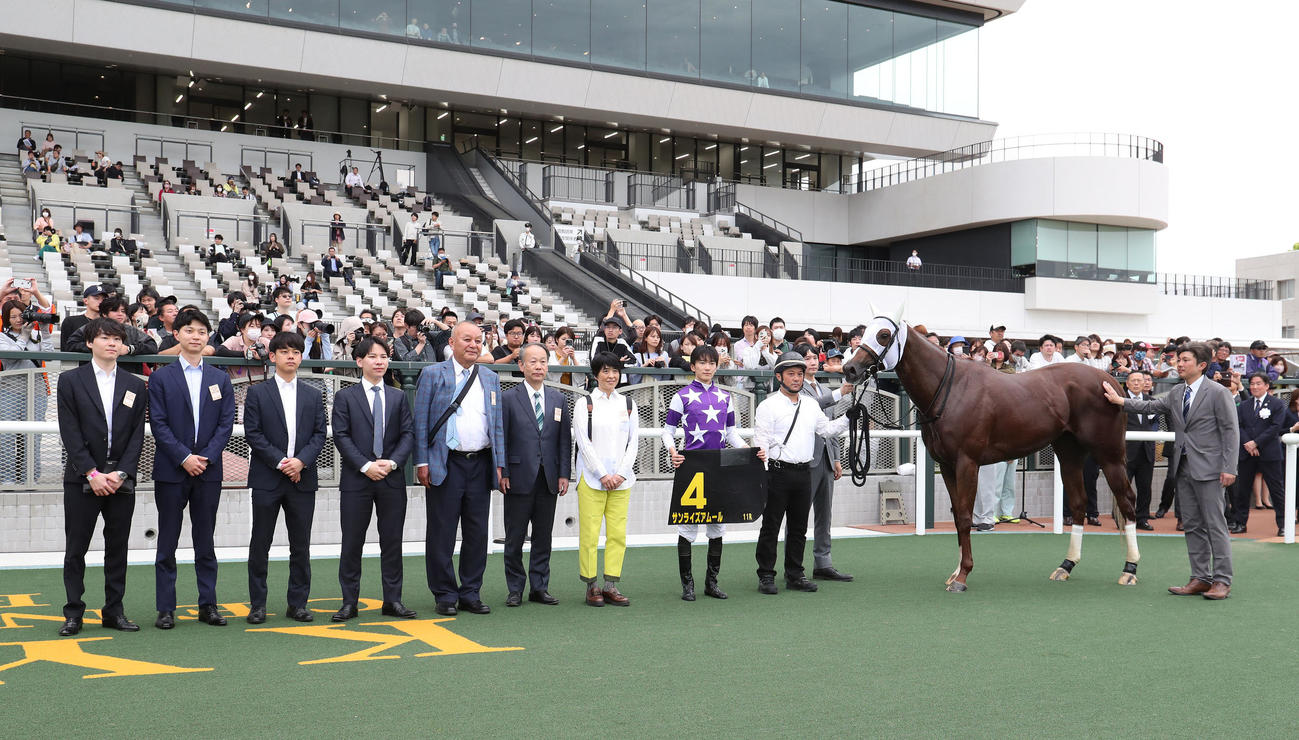 京都11R、栗東Sを制したサンライズアムールと口取りに並ぶ坂井騎手（右から4人目）（撮影・白石智彦）