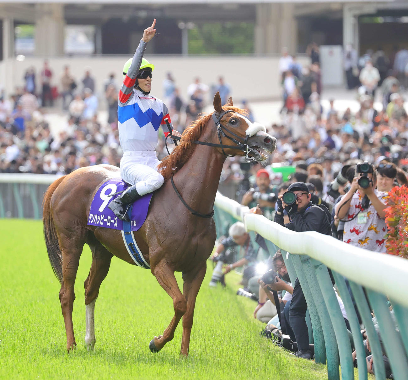 ヴィクトリアマイルをテンハッピーローズで制し喜ぶ津村騎手（撮影・野上伸悟）