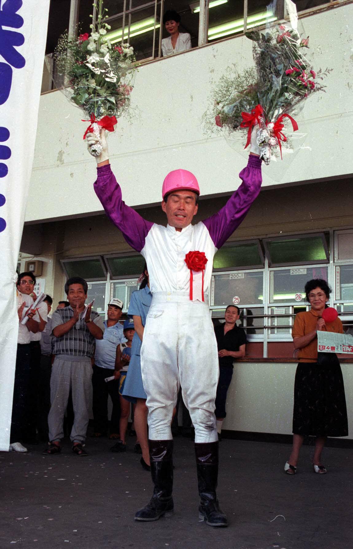 90年、史上初の2000勝を成し遂げた金山明彦騎手