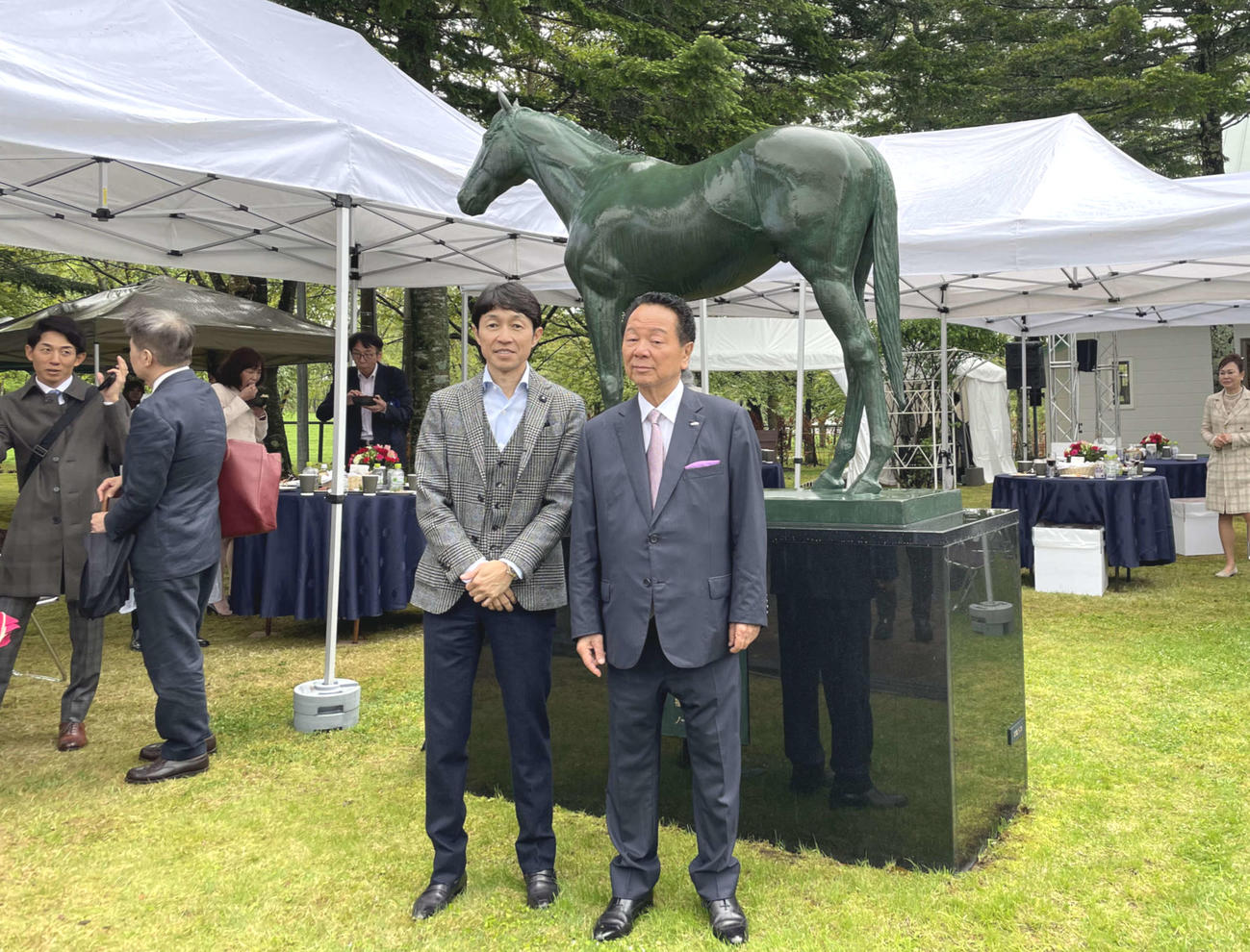 コントレイル像の前で写真に映るノースヒルズ前田幸治会長（右）と武豊騎手（左）（撮影・下村琴葉）