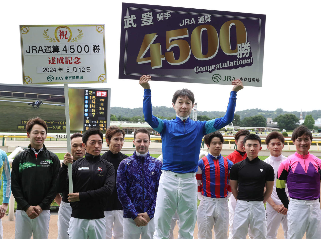 5月12日　東京2R、ウェットシーズンで3歳未勝利戦を制してJRA通算4500勝を達成した武豊騎手