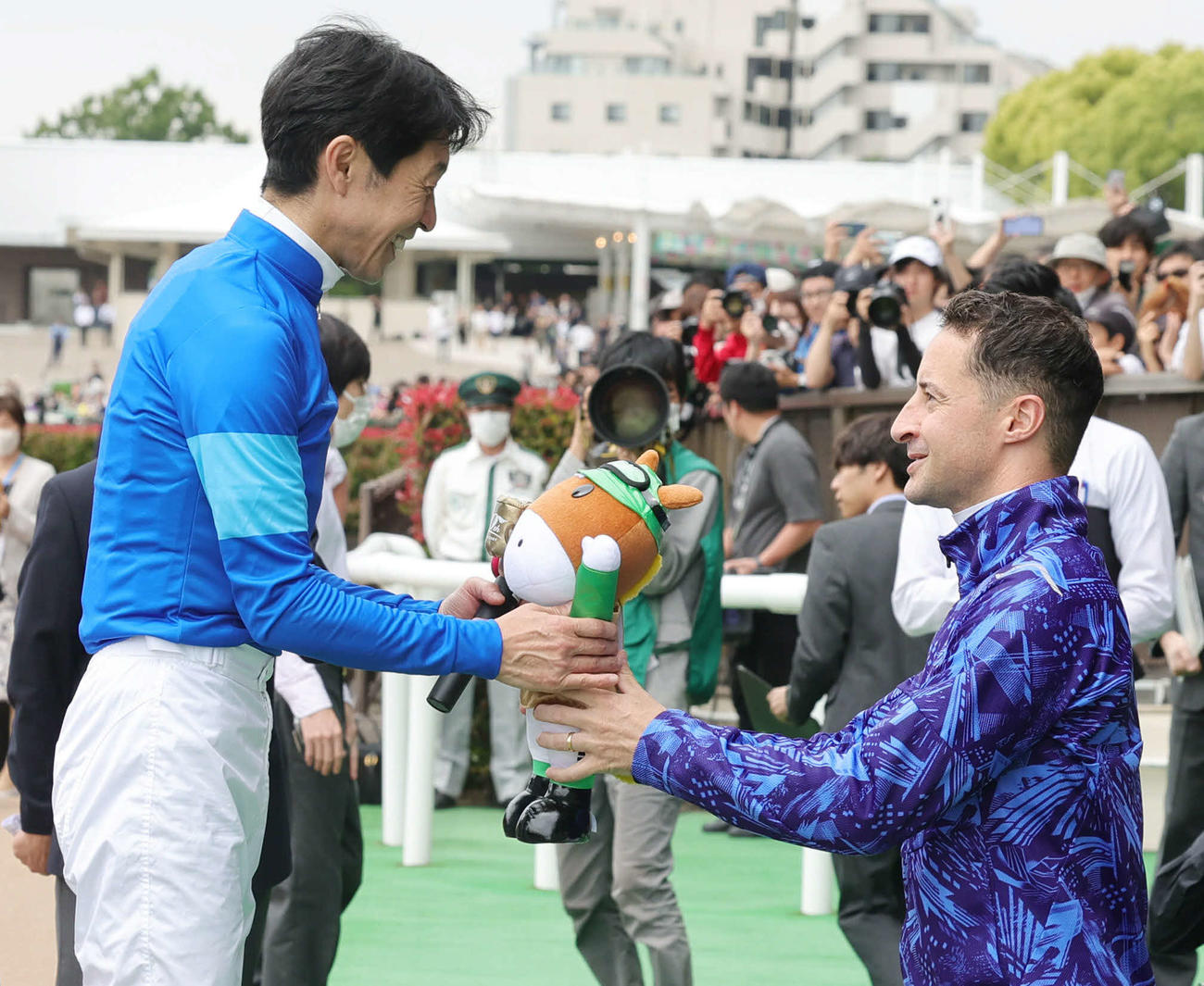 5月12日　JRA通算4500勝を達成し、ルメール騎手（右）からの祝福に笑顔の武豊騎手